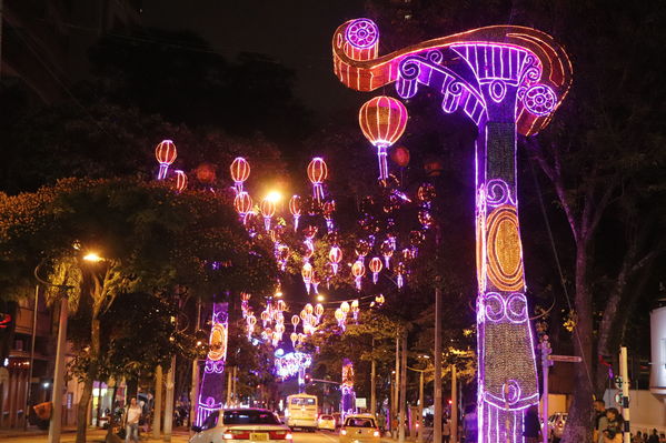 Alumbrado Navideño
Alumbrado Navideño
Fecha: Noviembre 30 de 2017
Para descargar esta fotografía en alta resolución, haga clic sobre la imagen hasta que la misma se despliegue en la pantalla completa; luego dé clic derecho y elija la opción "guardar imagen como". 
En caso de publicación por cualquier medio, solicitamos acompañarla del crédito: "Foto EPM"
Palabras clave: Alumbrado Navideño