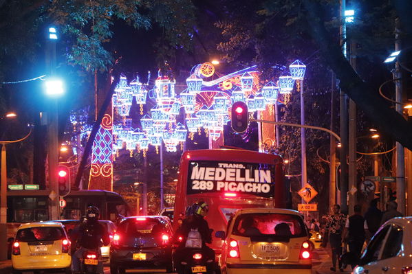 Alumbrado Navideño
Alumbrado Navideño
Fecha: Noviembre 30 de 2017
Para descargar esta fotografía en alta resolución, haga clic sobre la imagen hasta que la misma se despliegue en la pantalla completa; luego dé clic derecho y elija la opción "guardar imagen como". 
En caso de publicación por cualquier medio, solicitamos acompañarla del crédito: "Foto EPM"
Palabras clave: Alumbrado Navideño