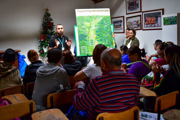 Recorrido Caminos Agua lideres comunitarios Saneamiento Norte
Recorrido de "Los Caminos del Agua" con lideres comunitarios Saneamiento Norte
Fecha: Noviembre 30 de 2019
Para descargar esta fotografía en alta resolución, haga clic sobre la imagen hasta que la misma se despliegue en la pantalla completa; luego dé clic derecho y elija la opción "guardar imagen como".
En caso de publicación por cualquier medio, solicitamos acompañarla del crédito: "Foto EPM"
Palabras clave: Recorrido Caminos Agua lideres comunitarios Saneamiento Norte