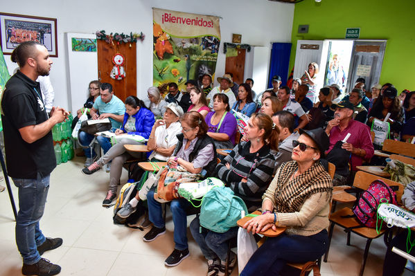 Recorrido Caminos Agua lideres comunitarios Saneamiento Norte
Recorrido de "Los Caminos del Agua" con lideres comunitarios Saneamiento Norte
Fecha: Noviembre 30 de 2019
Para descargar esta fotografía en alta resolución, haga clic sobre la imagen hasta que la misma se despliegue en la pantalla completa; luego dé clic derecho y elija la opción "guardar imagen como".
En caso de publicación por cualquier medio, solicitamos acompañarla del crédito: "Foto EPM"
Palabras clave: Recorrido Caminos Agua lideres comunitarios Saneamiento Norte