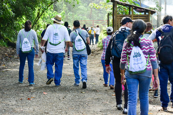 Recorrido Caminos Agua lideres comunitarios Saneamiento Norte
Recorrido de "Los Caminos del Agua" con lideres comunitarios Saneamiento Norte
Fecha: Noviembre 30 de 2019
Para descargar esta fotografía en alta resolución, haga clic sobre la imagen hasta que la misma se despliegue en la pantalla completa; luego dé clic derecho y elija la opción "guardar imagen como".
En caso de publicación por cualquier medio, solicitamos acompañarla del crédito: "Foto EPM"
Palabras clave: Recorrido Caminos Agua lideres comunitarios Saneamiento Norte