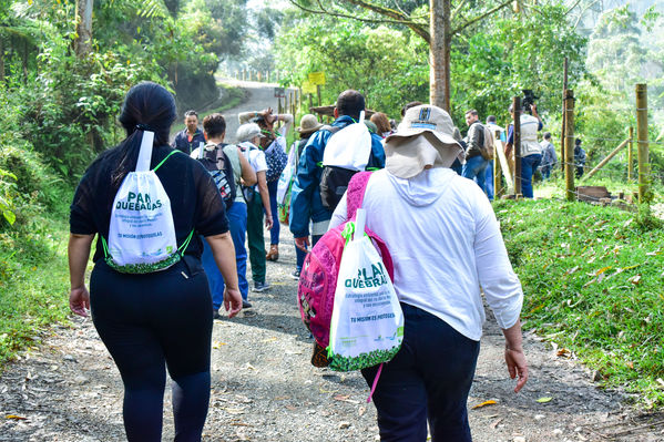 Recorrido Caminos Agua lideres comunitarios Saneamiento Norte
Recorrido de "Los Caminos del Agua" con lideres comunitarios Saneamiento Norte
Fecha: Noviembre 30 de 2019
Para descargar esta fotografía en alta resolución, haga clic sobre la imagen hasta que la misma se despliegue en la pantalla completa; luego dé clic derecho y elija la opción "guardar imagen como".
En caso de publicación por cualquier medio, solicitamos acompañarla del crédito: "Foto EPM"
Palabras clave: Recorrido Caminos Agua lideres comunitarios Saneamiento Norte