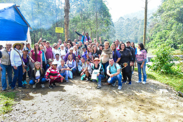 Recorrido Caminos Agua lideres comunitarios Saneamiento Norte
Recorrido de "Los Caminos del Agua" con lideres comunitarios Saneamiento Norte
Fecha: Noviembre 30 de 2019
Para descargar esta fotografía en alta resolución, haga clic sobre la imagen hasta que la misma se despliegue en la pantalla completa; luego dé clic derecho y elija la opción "guardar imagen como".
En caso de publicación por cualquier medio, solicitamos acompañarla del crédito: "Foto EPM"
Palabras clave: Recorrido Caminos Agua lideres comunitarios Saneamiento Norte