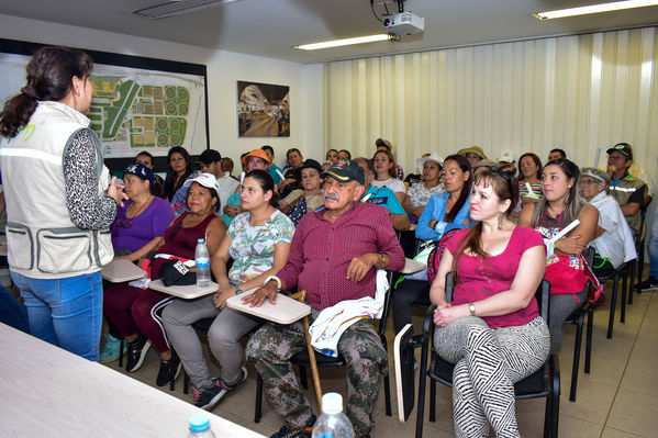 Recorrido de "Los Caminos del Agua" con lideres comunitarios Saneamiento Norte
Fecha: Noviembre 30 de 2019
Para descargar esta fotografía en alta resolución, haga clic sobre la imagen hasta que la misma se despliegue en la pantalla completa; luego dé clic derecho y elija la opción "guardar imagen como".
En caso de publicación por cualquier medio, solicitamos acompañarla del crédito: "Foto EPM"
