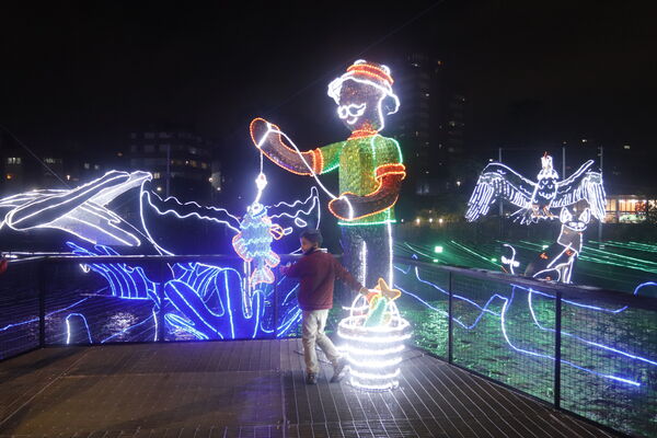 Encendido Navideño 2020
Encendido Navideño 2020.
Fecha: Noviembre 30 2020.
Para descargar esta fotografía en alta resolución, haga clic sobre la imagen hasta que la misma se despliegue en la pantalla completa; luego dé clic derecho y elija la opción "guardar imagen como". 
En caso de publicación por cualquier medio, solicitamos acompañarla del crédito: "Foto EPM" 
Palabras clave: Encendido Navideño 2020