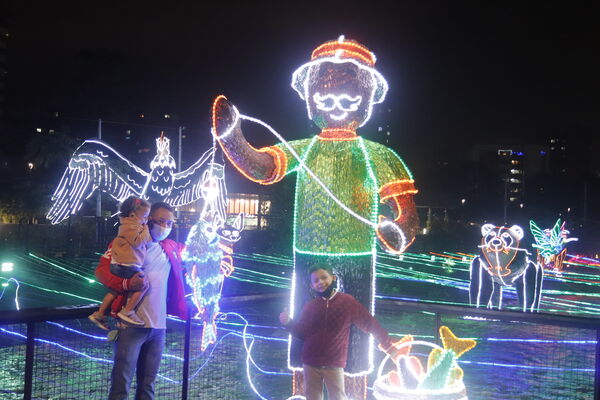 Encendido Navideño 2020
Encendido Navideño 2020.
Fecha: Noviembre 30 2020.
Para descargar esta fotografía en alta resolución, haga clic sobre la imagen hasta que la misma se despliegue en la pantalla completa; luego dé clic derecho y elija la opción "guardar imagen como". 
En caso de publicación por cualquier medio, solicitamos acompañarla del crédito: "Foto EPM" 
Palabras clave: Encendido Navideño 2020