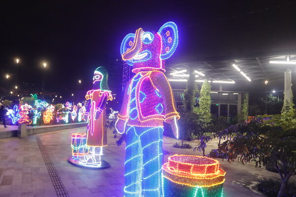 Encendido Navideño 2020
Encendido Navideño 2020.
Fecha: Noviembre 30 2020.
Para descargar esta fotografía en alta resolución, haga clic sobre la imagen hasta que la misma se despliegue en la pantalla completa; luego dé clic derecho y elija la opción "guardar imagen como". 
En caso de publicación por cualquier medio, solicitamos acompañarla del crédito: "Foto EPM" 
Palabras clave: Encendido Navideño 2020