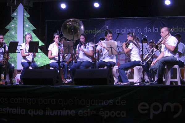 Encendido alumbrado navideño. Santafé de Antioquia
Encendido alumbrado navideño. Santafé de Antioquia
Fecha: Noviembre 30 de 2013. Lugar: Santafé de Antioquia
Para descargar esta fotografía en alta resolución, haga clic sobre la imagen hasta que la misma se despliegue en la pantalla completa; luego dé clic derecho y elija la opción "guardar imagen como". 
En caso de publicación por cualquier medio, solicitamos acompañarla del crédito: "Foto EPM"

Palabras clave: Encendido alumbrado navideño Santafé Antioquia
