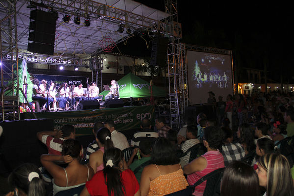 Encendido alumbrado navideño. Santafé de Antioquia
Encendido alumbrado navideño. Santafé de Antioquia
Fecha: Noviembre 30 de 2013. Lugar: Santafé de Antioquia
Para descargar esta fotografía en alta resolución, haga clic sobre la imagen hasta que la misma se despliegue en la pantalla completa; luego dé clic derecho y elija la opción "guardar imagen como". 
En caso de publicación por cualquier medio, solicitamos acompañarla del crédito: "Foto EPM"
Palabras clave: Encendido alumbrado navideño Santafé Antioquia