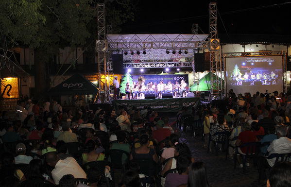 Encendido alumbrado navideño. Santafé de Antioquia
Encendido alumbrado navideño. Santafé de Antioquia
Fecha: Noviembre 30 de 2013. Lugar: Santafé de Antioquia
Para descargar esta fotografía en alta resolución, haga clic sobre la imagen hasta que la misma se despliegue en la pantalla completa; luego dé clic derecho y elija la opción "guardar imagen como". 
En caso de publicación por cualquier medio, solicitamos acompañarla del crédito: "Foto EPM"

Palabras clave: Encendido alumbrado navideño Santafé Antioquia