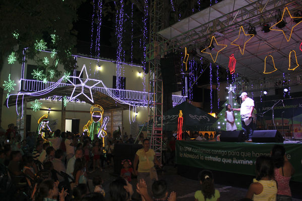 Encendido alumbrado navideño. Santafé de Antioquia
Encendido alumbrado navideño. Santafé de Antioquia
Fecha: Noviembre 30 de 2013. Lugar: Santafé de Antioquia
Para descargar esta fotografía en alta resolución, haga clic sobre la imagen hasta que la misma se despliegue en la pantalla completa; luego dé clic derecho y elija la opción "guardar imagen como". 
En caso de publicación por cualquier medio, solicitamos acompañarla del crédito: "Foto EPM"

Palabras clave: Encendido alumbrado navideño Santafé Antioquia