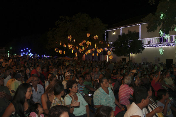 Encendido alumbrado navideño. Santafé de Antioquia
Encendido alumbrado navideño. Santafé de Antioquia
Fecha: Noviembre 30 de 2013. Lugar: Santafé de Antioquia
Para descargar esta fotografía en alta resolución, haga clic sobre la imagen hasta que la misma se despliegue en la pantalla completa; luego dé clic derecho y elija la opción "guardar imagen como". 
En caso de publicación por cualquier medio, solicitamos acompañarla del crédito: "Foto EPM"

Palabras clave: Encendido alumbrado navideño Santafé Antioquia
