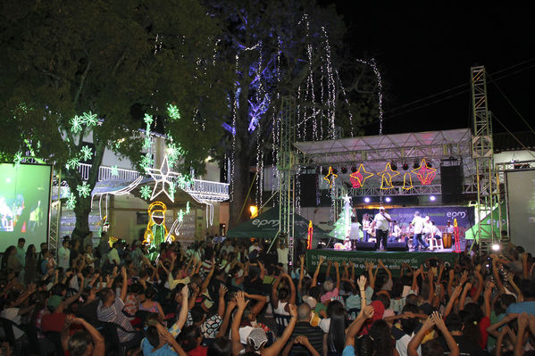 Encendido alumbrado navideño. Santafé de Antioquia
Encendido alumbrado navideño. Santafé de Antioquia
Fecha: Noviembre 30 de 2013. Lugar: Santafé de Antioquia
Para descargar esta fotografía en alta resolución, haga clic sobre la imagen hasta que la misma se despliegue en la pantalla completa; luego dé clic derecho y elija la opción "guardar imagen como". 
En caso de publicación por cualquier medio, solicitamos acompañarla del crédito: "Foto EPM"

Palabras clave: Encendido alumbrado navideño Santafé Antioquia