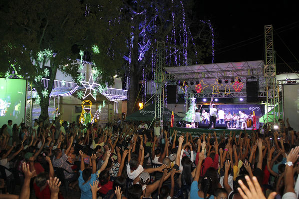 Encendido alumbrado navideño. Santafé de Antioquia
Encendido alumbrado navideño. Santafé de Antioquia
Fecha: Noviembre 30 de 2013. Lugar: Santafé de Antioquia
Para descargar esta fotografía en alta resolución, haga clic sobre la imagen hasta que la misma se despliegue en la pantalla completa; luego dé clic derecho y elija la opción "guardar imagen como". 
En caso de publicación por cualquier medio, solicitamos acompañarla del crédito: "Foto EPM"

Palabras clave: Encendido alumbrado navideño Santafé Antioquia