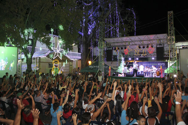 Encendido alumbrado navideño. Santafé de Antioquia
Encendido alumbrado navideño. Santafé de Antioquia
Fecha: Noviembre 30 de 2013. Lugar: Santafé de Antioquia
Para descargar esta fotografía en alta resolución, haga clic sobre la imagen hasta que la misma se despliegue en la pantalla completa; luego dé clic derecho y elija la opción "guardar imagen como". 
En caso de publicación por cualquier medio, solicitamos acompañarla del crédito: "Foto EPM"

Palabras clave: Encendido alumbrado navideño Santafé Antioquia