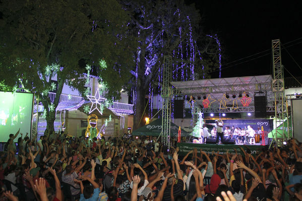 Encendido alumbrado navideño. Santafé de Antioquia
Encendido alumbrado navideño. Santafé de Antioquia
Fecha: Noviembre 30 de 2013. Lugar: Santafé de Antioquia
Para descargar esta fotografía en alta resolución, haga clic sobre la imagen hasta que la misma se despliegue en la pantalla completa; luego dé clic derecho y elija la opción "guardar imagen como". 
En caso de publicación por cualquier medio, solicitamos acompañarla del crédito: "Foto EPM"

Palabras clave: Encendido alumbrado navideño Santafé Antioquia