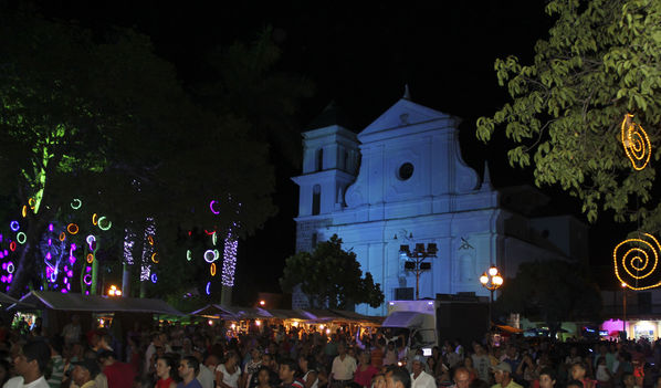 Encendido alumbrado navideño. Santafé de Antioquia
Encendido alumbrado navideño. Santafé de Antioquia
Fecha: Noviembre 30 de 2013. Lugar: Santafé de Antioquia
Para descargar esta fotografía en alta resolución, haga clic sobre la imagen hasta que la misma se despliegue en la pantalla completa; luego dé clic derecho y elija la opción "guardar imagen como". 
En caso de publicación por cualquier medio, solicitamos acompañarla del crédito: "Foto EPM"

Palabras clave: Encendido alumbrado navideño Santafé Antioquia