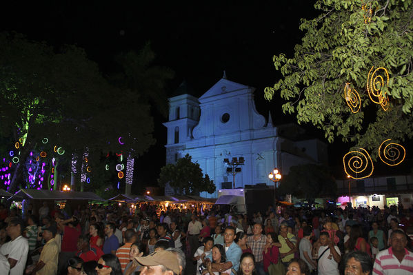 Encendido alumbrado navideño. Santafé de Antioquia
Encendido alumbrado navideño. Santafé de Antioquia
Fecha: Noviembre 30 de 2013. Lugar: Santafé de Antioquia
Para descargar esta fotografía en alta resolución, haga clic sobre la imagen hasta que la misma se despliegue en la pantalla completa; luego dé clic derecho y elija la opción "guardar imagen como". 
En caso de publicación por cualquier medio, solicitamos acompañarla del crédito: "Foto EPM"

Palabras clave: Encendido alumbrado navideño Santafé Antioquia
