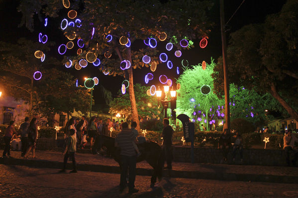 Encendido alumbrado navideño. Santafé de Antioquia
Encendido alumbrado navideño. Santafé de Antioquia
Fecha: Noviembre 30 de 2013. Lugar: Santafé de Antioquia
Para descargar esta fotografía en alta resolución, haga clic sobre la imagen hasta que la misma se despliegue en la pantalla completa; luego dé clic derecho y elija la opción "guardar imagen como". 
En caso de publicación por cualquier medio, solicitamos acompañarla del crédito: "Foto EPM"

Palabras clave: Encendido alumbrado navideño Santafé Antioquia