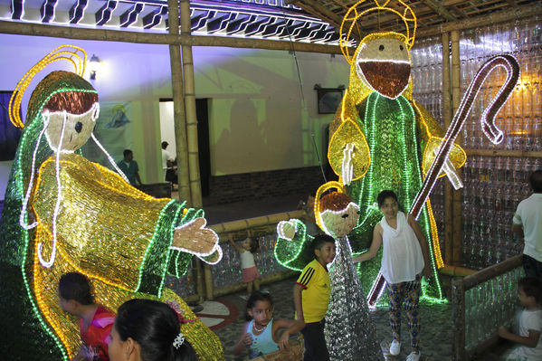 Encendido alumbrado navideño. Santafé de Antioquia
Encendido alumbrado navideño. Santafé de Antioquia
Fecha: Noviembre 30 de 2013. Lugar: Santafé de Antioquia
Para descargar esta fotografía en alta resolución, haga clic sobre la imagen hasta que la misma se despliegue en la pantalla completa; luego dé clic derecho y elija la opción "guardar imagen como". 
En caso de publicación por cualquier medio, solicitamos acompañarla del crédito: "Foto EPM"

Palabras clave: Encendido alumbrado navideño Santafé Antioquia