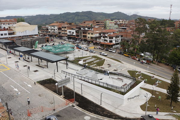 El Peñol, inauguración de la plaza El Tomatero
El Peñol, inauguración de la plaza El Tomatero
Fecha: Noviembre 5 de 2017
Para descargar esta fotografía en alta resolución, haga clic sobre la imagen hasta que la misma se despliegue en la pantalla completa; luego dé clic derecho y elija la opción "guardar imagen como". 
En caso de publicación por cualquier medio, solicitamos acompañarla del crédito: "Foto EPM"
Palabras clave: El Peñol, inauguración de la plaza El Tomatero