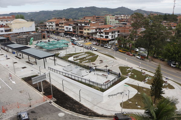 El Peñol, inauguración de la plaza El Tomatero
El Peñol, inauguración de la plaza El Tomatero
Fecha: Noviembre 5 de 2017
Para descargar esta fotografía en alta resolución, haga clic sobre la imagen hasta que la misma se despliegue en la pantalla completa; luego dé clic derecho y elija la opción "guardar imagen como". 
En caso de publicación por cualquier medio, solicitamos acompañarla del crédito: "Foto EPM"
Palabras clave: El Peñol, inauguración de la plaza El Tomatero