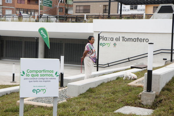 El Peñol, inauguración de la plaza El Tomatero
El Peñol, inauguración de la plaza El Tomatero
Fecha: Noviembre 5 de 2017
Para descargar esta fotografía en alta resolución, haga clic sobre la imagen hasta que la misma se despliegue en la pantalla completa; luego dé clic derecho y elija la opción "guardar imagen como". 
En caso de publicación por cualquier medio, solicitamos acompañarla del crédito: "Foto EPM"
Palabras clave: El Peñol, inauguración de la plaza El Tomatero