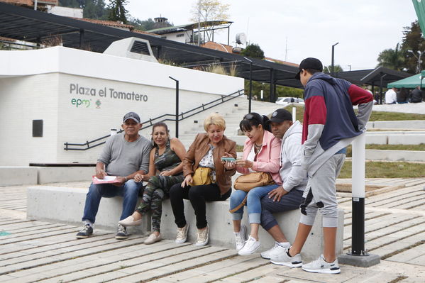 El Peñol, inauguración de la plaza El Tomatero
El Peñol, inauguración de la plaza El Tomatero
Fecha: Noviembre 5 de 2017
Para descargar esta fotografía en alta resolución, haga clic sobre la imagen hasta que la misma se despliegue en la pantalla completa; luego dé clic derecho y elija la opción "guardar imagen como". 
En caso de publicación por cualquier medio, solicitamos acompañarla del crédito: "Foto EPM"
Palabras clave: El Peñol, inauguración de la plaza El Tomatero