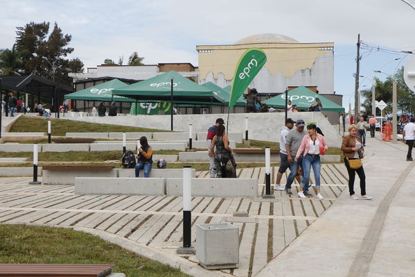 El Peñol, inauguración de la plaza El Tomatero
El Peñol, inauguración de la plaza El Tomatero
Fecha: Noviembre 5 de 2017
Para descargar esta fotografía en alta resolución, haga clic sobre la imagen hasta que la misma se despliegue en la pantalla completa; luego dé clic derecho y elija la opción "guardar imagen como". 
En caso de publicación por cualquier medio, solicitamos acompañarla del crédito: "Foto EPM"
Palabras clave: El Peñol, inauguración de la plaza El Tomatero
