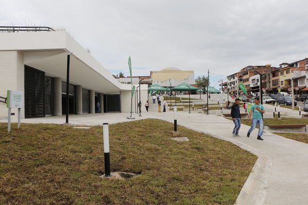 El Peñol, inauguración de la plaza El Tomatero
El Peñol, inauguración de la plaza El Tomatero
Fecha: Noviembre 5 de 2017
Para descargar esta fotografía en alta resolución, haga clic sobre la imagen hasta que la misma se despliegue en la pantalla completa; luego dé clic derecho y elija la opción "guardar imagen como". 
En caso de publicación por cualquier medio, solicitamos acompañarla del crédito: "Foto EPM"
Palabras clave: El Peñol, inauguración de la plaza El Tomatero