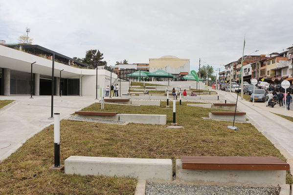 El Peñol, inauguración de la plaza El Tomatero
El Peñol, inauguración de la plaza El Tomatero
Fecha: Noviembre 5 de 2017
Para descargar esta fotografía en alta resolución, haga clic sobre la imagen hasta que la misma se despliegue en la pantalla completa; luego dé clic derecho y elija la opción "guardar imagen como". 
En caso de publicación por cualquier medio, solicitamos acompañarla del crédito: "Foto EPM"
Palabras clave: El Peñol, inauguración de la plaza El Tomatero