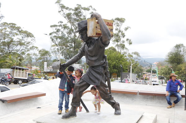 El Peñol, inauguración de la plaza El Tomatero
El Peñol, inauguración de la plaza El Tomatero
Fecha: Noviembre 5 de 2017
Para descargar esta fotografía en alta resolución, haga clic sobre la imagen hasta que la misma se despliegue en la pantalla completa; luego dé clic derecho y elija la opción "guardar imagen como". 
En caso de publicación por cualquier medio, solicitamos acompañarla del crédito: "Foto EPM"
Palabras clave: El Peñol, inauguración de la plaza El Tomatero