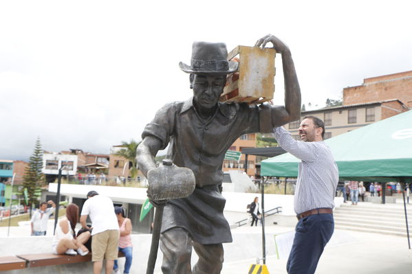 El Peñol, inauguración de la plaza El Tomatero
Fecha: Noviembre 5 de 2017
Para descargar esta fotografía en alta resolución, haga clic sobre la imagen hasta que la misma se despliegue en la pantalla completa; luego dé clic derecho y elija la opción "guardar imagen como". 
En caso de publicación por cualquier medio, solicitamos acompañarla del crédito: "Foto EPM"
Palabras clave: El Peñol, inauguración de la plaza El Tomatero