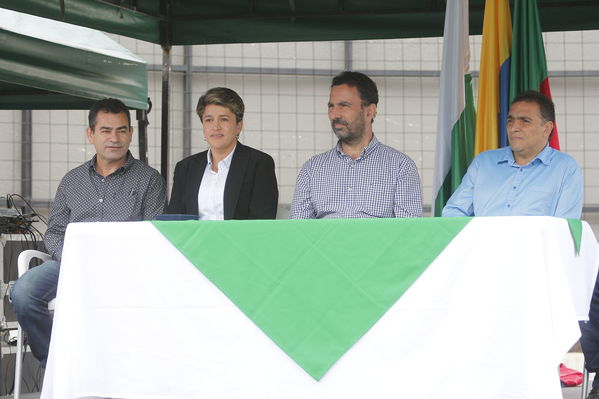 El Peñol, inauguración de la plaza El Tomatero
El Peñol, inauguración de la plaza El Tomatero
Fecha: Noviembre 5 de 2017
Para descargar esta fotografía en alta resolución, haga clic sobre la imagen hasta que la misma se despliegue en la pantalla completa; luego dé clic derecho y elija la opción "guardar imagen como". 
En caso de publicación por cualquier medio, solicitamos acompañarla del crédito: "Foto EPM"
Palabras clave: El Peñol, inauguración de la plaza El Tomatero