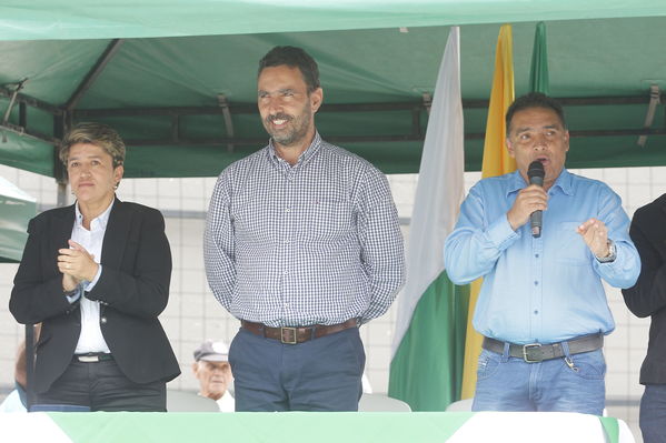 El Peñol, inauguración de la plaza El Tomatero
El Peñol, inauguración de la plaza El Tomatero
Fecha: Noviembre 5 de 2017
Para descargar esta fotografía en alta resolución, haga clic sobre la imagen hasta que la misma se despliegue en la pantalla completa; luego dé clic derecho y elija la opción "guardar imagen como". 
En caso de publicación por cualquier medio, solicitamos acompañarla del crédito: "Foto EPM"
Palabras clave: El Peñol, inauguración de la plaza El Tomatero