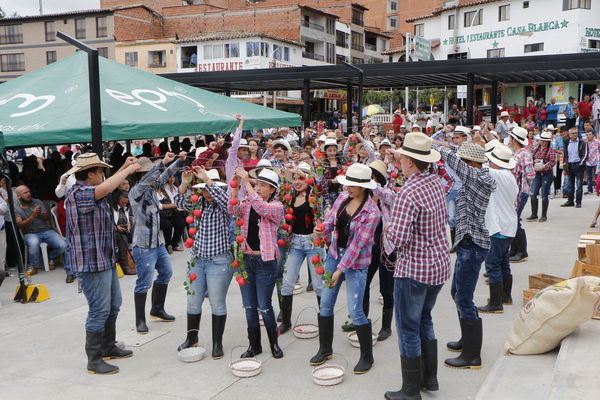 El Peñol, inauguración de la plaza El Tomatero
El Peñol, inauguración de la plaza El Tomatero
Fecha: Noviembre 5 de 2017
Para descargar esta fotografía en alta resolución, haga clic sobre la imagen hasta que la misma se despliegue en la pantalla completa; luego dé clic derecho y elija la opción "guardar imagen como". 
En caso de publicación por cualquier medio, solicitamos acompañarla del crédito: "Foto EPM"
Palabras clave: El Peñol, inauguración de la plaza El Tomatero