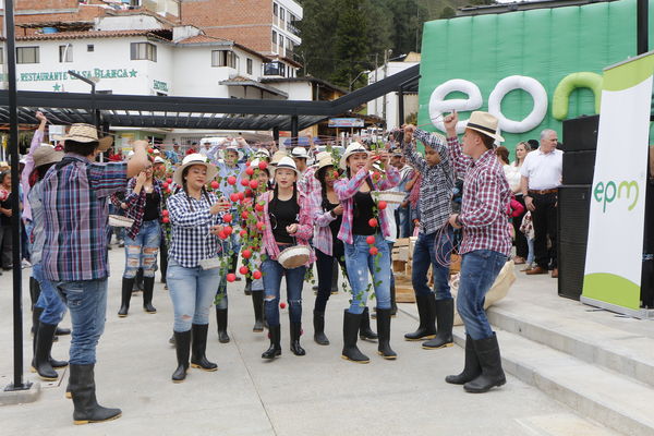 El Peñol, inauguración de la plaza El Tomatero
El Peñol, inauguración de la plaza El Tomatero
Fecha: Noviembre 5 de 2017
Para descargar esta fotografía en alta resolución, haga clic sobre la imagen hasta que la misma se despliegue en la pantalla completa; luego dé clic derecho y elija la opción "guardar imagen como". 
En caso de publicación por cualquier medio, solicitamos acompañarla del crédito: "Foto EPM"
Palabras clave: El Peñol, inauguración de la plaza El Tomatero