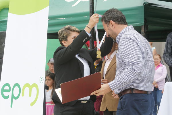 El Peñol, inauguración de la plaza El Tomatero
El Peñol, inauguración de la plaza El Tomatero
Fecha: Noviembre 5 de 2017
Para descargar esta fotografía en alta resolución, haga clic sobre la imagen hasta que la misma se despliegue en la pantalla completa; luego dé clic derecho y elija la opción "guardar imagen como". 
En caso de publicación por cualquier medio, solicitamos acompañarla del crédito: "Foto EPM"
Palabras clave: El Peñol, inauguración de la plaza El Tomatero