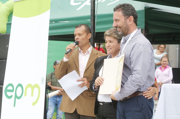 El Peñol, inauguración de la plaza El Tomatero
El Peñol, inauguración de la plaza El Tomatero
Fecha: Noviembre 5 de 2017
Para descargar esta fotografía en alta resolución, haga clic sobre la imagen hasta que la misma se despliegue en la pantalla completa; luego dé clic derecho y elija la opción "guardar imagen como". 
En caso de publicación por cualquier medio, solicitamos acompañarla del crédito: "Foto EPM"
Palabras clave: El Peñol, inauguración de la plaza El Tomatero