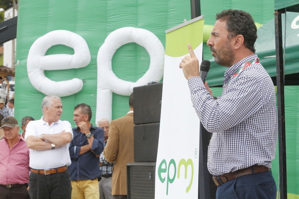 El Peñol, inauguración de la plaza El Tomatero
El Peñol, inauguración de la plaza El Tomatero
Fecha: Noviembre 5 de 2017
Para descargar esta fotografía en alta resolución, haga clic sobre la imagen hasta que la misma se despliegue en la pantalla completa; luego dé clic derecho y elija la opción "guardar imagen como". 
En caso de publicación por cualquier medio, solicitamos acompañarla del crédito: "Foto EPM"
Palabras clave: El Peñol, inauguración de la plaza El Tomatero