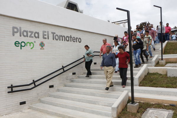 El Peñol, inauguración de la plaza El Tomatero
El Peñol, inauguración de la plaza El Tomatero
Fecha: Noviembre 5 de 2017
Para descargar esta fotografía en alta resolución, haga clic sobre la imagen hasta que la misma se despliegue en la pantalla completa; luego dé clic derecho y elija la opción "guardar imagen como". 
En caso de publicación por cualquier medio, solicitamos acompañarla del crédito: "Foto EPM"
Palabras clave: El Peñol, inauguración de la plaza El Tomatero