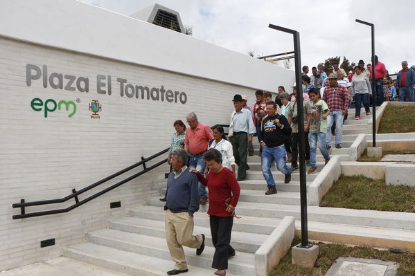 El Peñol, inauguración de la plaza El Tomatero
El Peñol, inauguración de la plaza El Tomatero
Fecha: Noviembre 5 de 2017
Para descargar esta fotografía en alta resolución, haga clic sobre la imagen hasta que la misma se despliegue en la pantalla completa; luego dé clic derecho y elija la opción "guardar imagen como". 
En caso de publicación por cualquier medio, solicitamos acompañarla del crédito: "Foto EPM"
Palabras clave: El Peñol, inauguración de la plaza El Tomatero