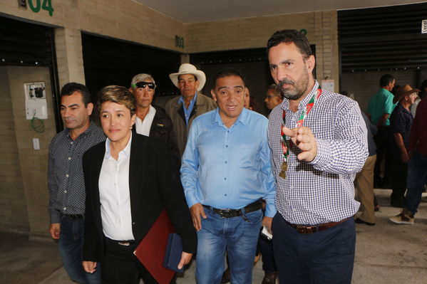 El Peñol, inauguración de la plaza El Tomatero
El Peñol, inauguración de la plaza El Tomatero
Fecha: Noviembre 5 de 2017
Para descargar esta fotografía en alta resolución, haga clic sobre la imagen hasta que la misma se despliegue en la pantalla completa; luego dé clic derecho y elija la opción "guardar imagen como". 
En caso de publicación por cualquier medio, solicitamos acompañarla del crédito: "Foto EPM"
Palabras clave: El Peñol, inauguración de la plaza El Tomatero
