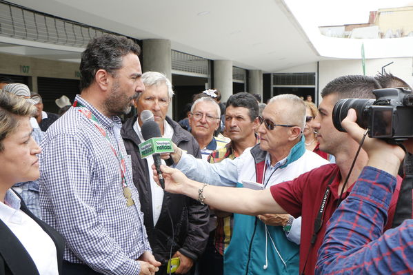 El Peñol, inauguración de la plaza El Tomatero
El Peñol, inauguración de la plaza El Tomatero
Fecha: Noviembre 5 de 2017
Para descargar esta fotografía en alta resolución, haga clic sobre la imagen hasta que la misma se despliegue en la pantalla completa; luego dé clic derecho y elija la opción "guardar imagen como". 
En caso de publicación por cualquier medio, solicitamos acompañarla del crédito: "Foto EPM"
Palabras clave: El Peñol, inauguración de la plaza El Tomatero