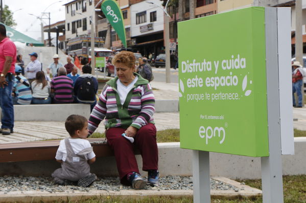 El Peñol, inauguración de la plaza El Tomatero
El Peñol, inauguración de la plaza El Tomatero
Fecha: Noviembre 5 de 2017
Para descargar esta fotografía en alta resolución, haga clic sobre la imagen hasta que la misma se despliegue en la pantalla completa; luego dé clic derecho y elija la opción "guardar imagen como". 
En caso de publicación por cualquier medio, solicitamos acompañarla del crédito: "Foto EPM"
Palabras clave: El Peñol, inauguración de la plaza El Tomatero