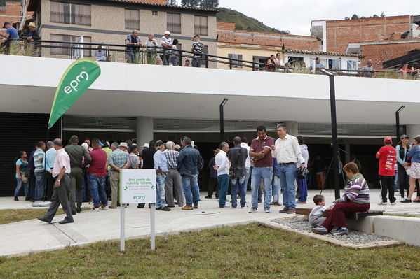 El Peñol, inauguración de la plaza El Tomatero
El Peñol, inauguración de la plaza El Tomatero
Fecha: Noviembre 5 de 2017
Para descargar esta fotografía en alta resolución, haga clic sobre la imagen hasta que la misma se despliegue en la pantalla completa; luego dé clic derecho y elija la opción "guardar imagen como". 
En caso de publicación por cualquier medio, solicitamos acompañarla del crédito: "Foto EPM"
Palabras clave: El Peñol, inauguración de la plaza El Tomatero