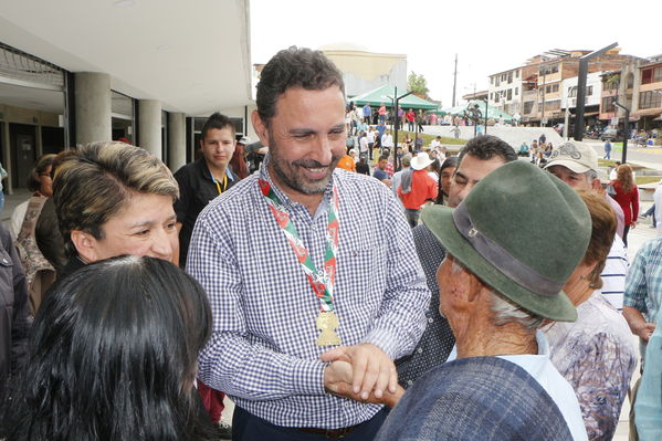 El Peñol, inauguración de la plaza El Tomatero
El Peñol, inauguración de la plaza El Tomatero
Fecha: Noviembre 5 de 2017
Para descargar esta fotografía en alta resolución, haga clic sobre la imagen hasta que la misma se despliegue en la pantalla completa; luego dé clic derecho y elija la opción "guardar imagen como". 
En caso de publicación por cualquier medio, solicitamos acompañarla del crédito: "Foto EPM"
Palabras clave: El Peñol, inauguración de la plaza El Tomatero