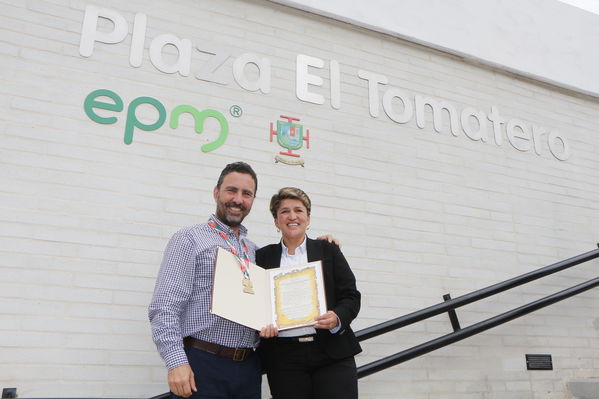 El Peñol, inauguración de la plaza El Tomatero
El Peñol, inauguración de la plaza El Tomatero
Fecha: Noviembre 5 de 2017
Para descargar esta fotografía en alta resolución, haga clic sobre la imagen hasta que la misma se despliegue en la pantalla completa; luego dé clic derecho y elija la opción "guardar imagen como". 
En caso de publicación por cualquier medio, solicitamos acompañarla del crédito: "Foto EPM"
Palabras clave: El Peñol, inauguración de la plaza El Tomatero