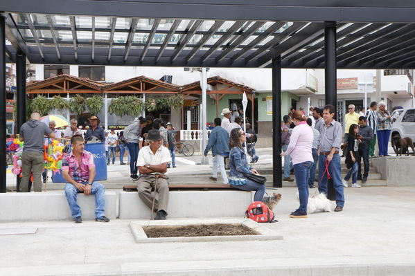 El Peñol, inauguración de la plaza El Tomatero
El Peñol, inauguración de la plaza El Tomatero
Fecha: Noviembre 5 de 2017
Para descargar esta fotografía en alta resolución, haga clic sobre la imagen hasta que la misma se despliegue en la pantalla completa; luego dé clic derecho y elija la opción "guardar imagen como". 
En caso de publicación por cualquier medio, solicitamos acompañarla del crédito: "Foto EPM"
Palabras clave: El Peñol, inauguración de la plaza El Tomatero