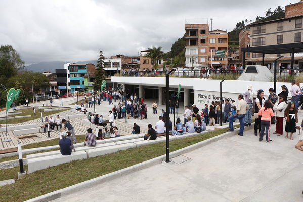El Peñol, inauguración de la plaza El Tomatero
El Peñol, inauguración de la plaza El Tomatero
Fecha: Noviembre 5 de 2017
Para descargar esta fotografía en alta resolución, haga clic sobre la imagen hasta que la misma se despliegue en la pantalla completa; luego dé clic derecho y elija la opción "guardar imagen como". 
En caso de publicación por cualquier medio, solicitamos acompañarla del crédito: "Foto EPM"
Palabras clave: Peñol inauguración plaza Tomatero